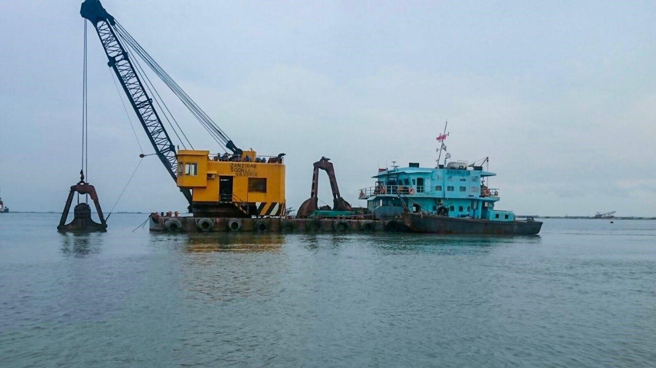 Grab Dredger